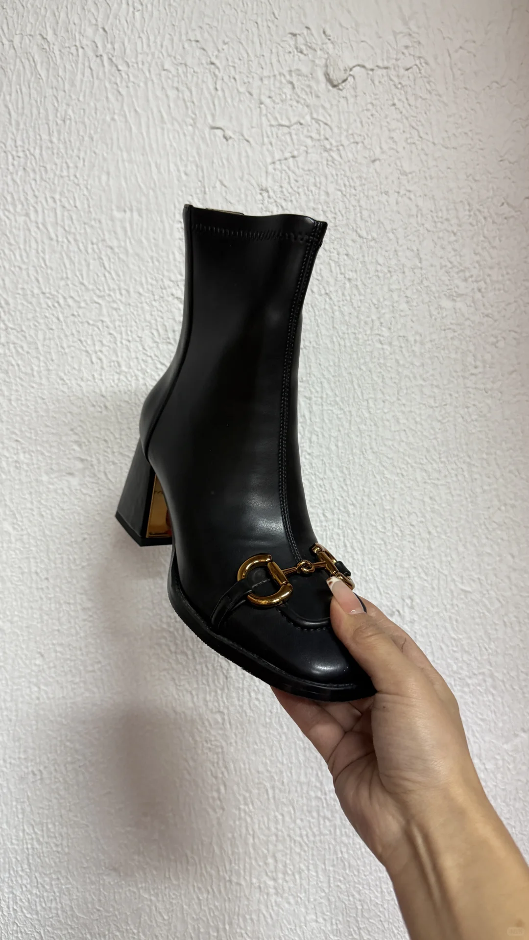 配大衣很质感的高跟短靴