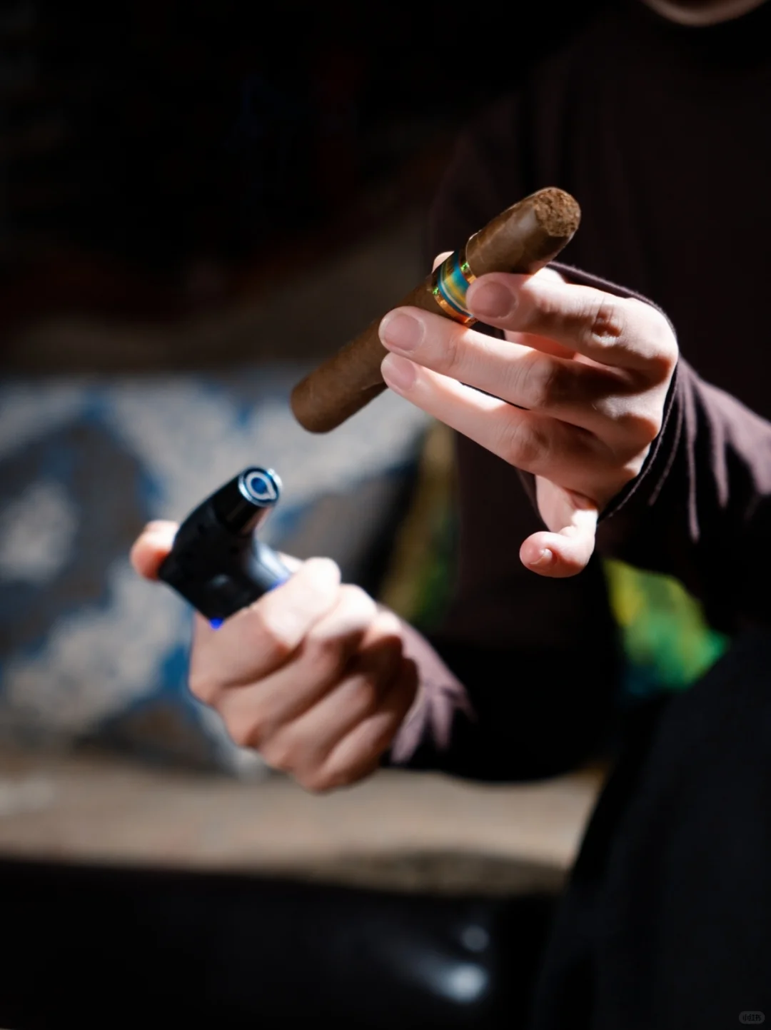 《少妇与雪茄，优雅的另面是迷人的不羁》