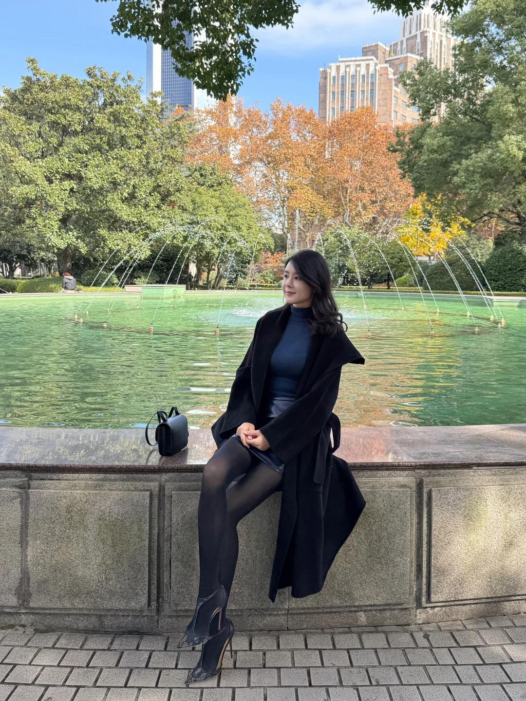 今天是优雅知性女人味｜黑色大衣穿搭