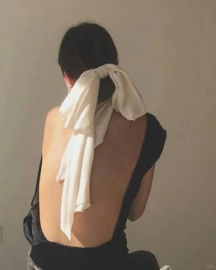 女人的氛围感穿搭，也在于细节点缀