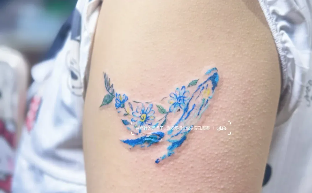 武汉纹身 | 大臂外侧鲸鱼🐳小清新彩色纹身