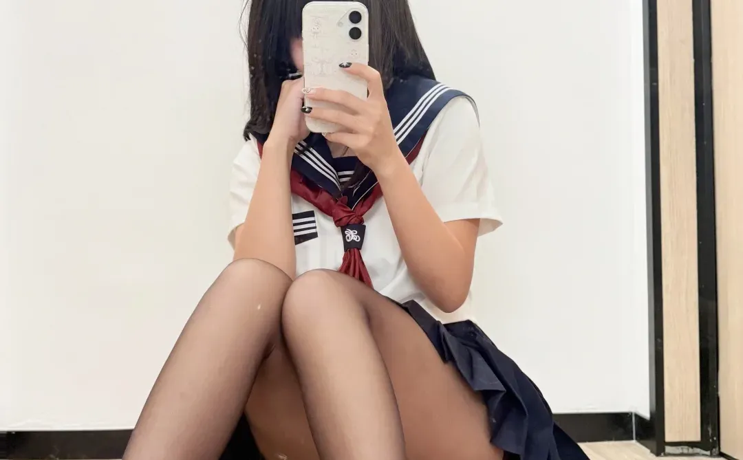 水手服配黑丝也很好看哦