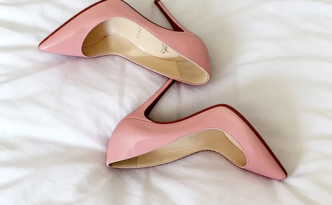 试穿一下闺蜜的高跟鞋~她说穿上不能走路的