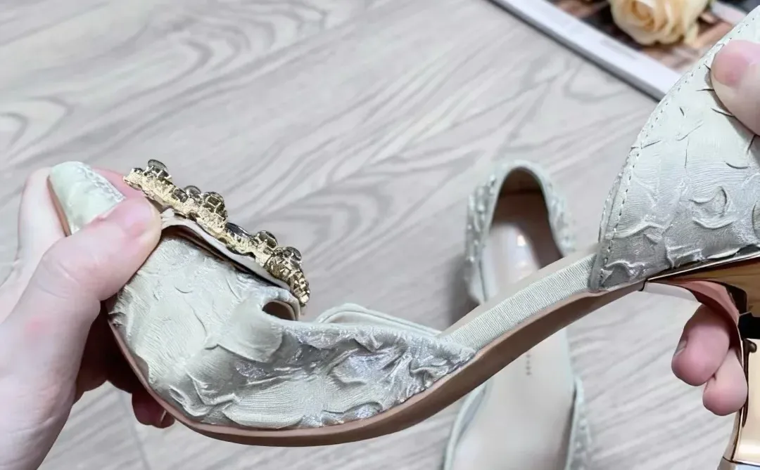 救命！这双高跟鞋真的好闪啊！走路自带光效