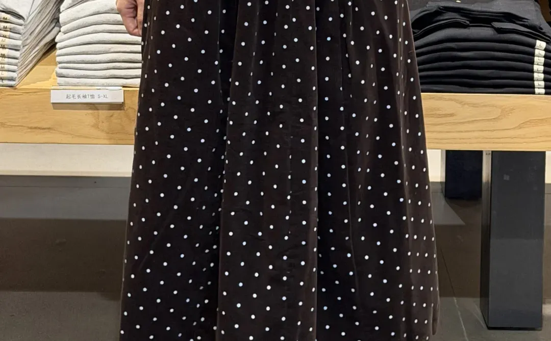 今天穿的波点裙看起来很舒服～～