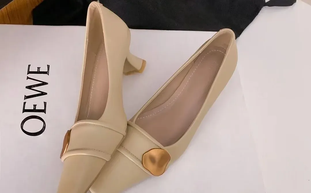 白色通勤高跟鞋清货29.9💰