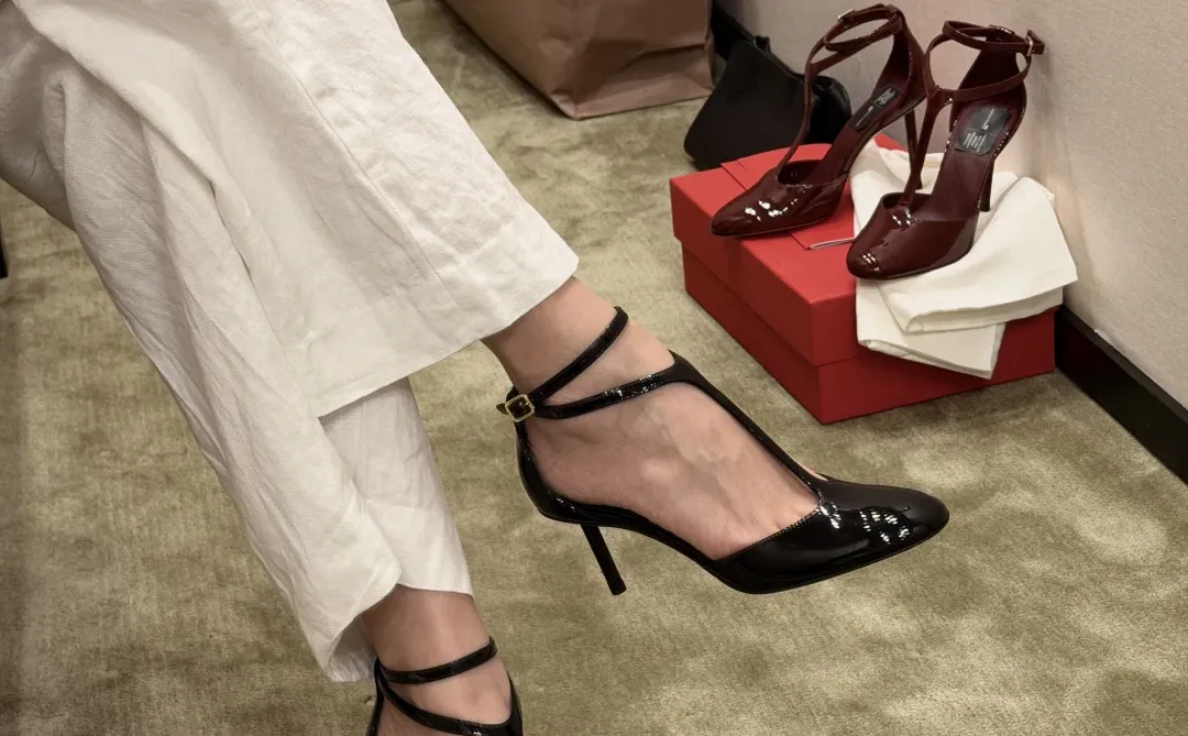 买了两个你们喜欢的新款高跟鞋