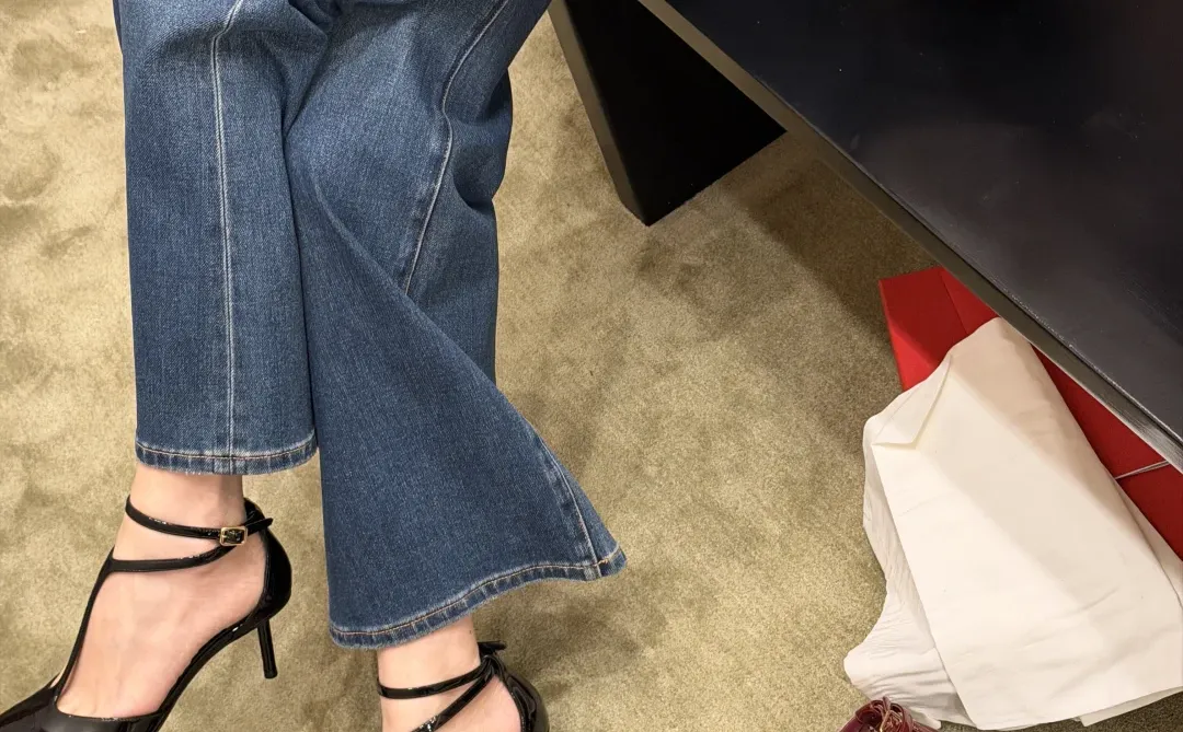 买了两对高跟鞋，红or黑呢、