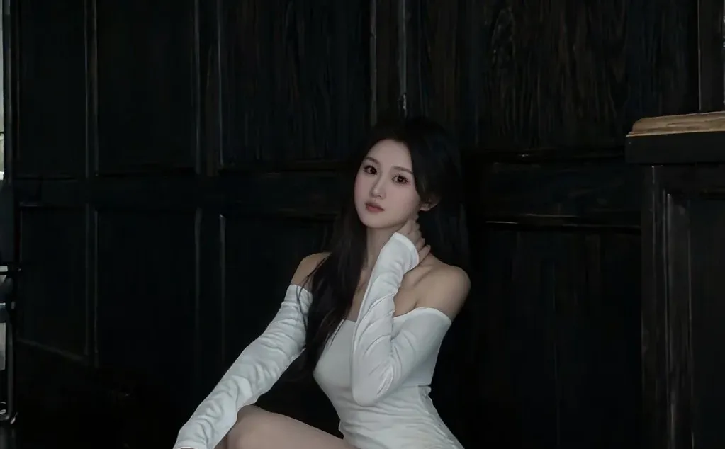 白月光都穿白色，谁说的白月光