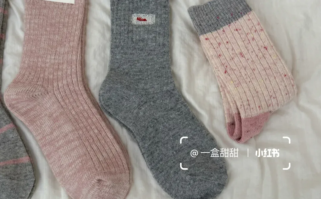 好爱这组灰粉色羊毛袜！真的太有少女感了吧～