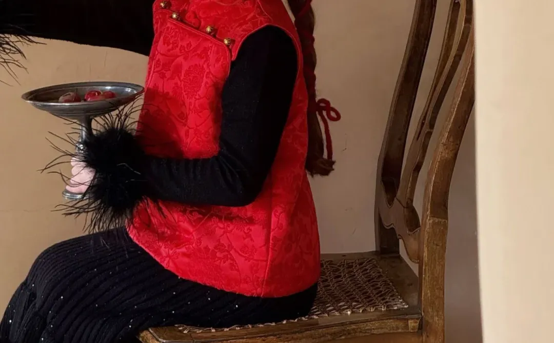 被她这身红衣惊艳到了！