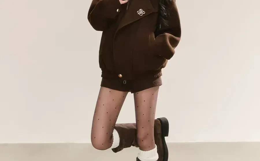 这套棕系毛绒外套+波点袜的搭配一上身，甜辣