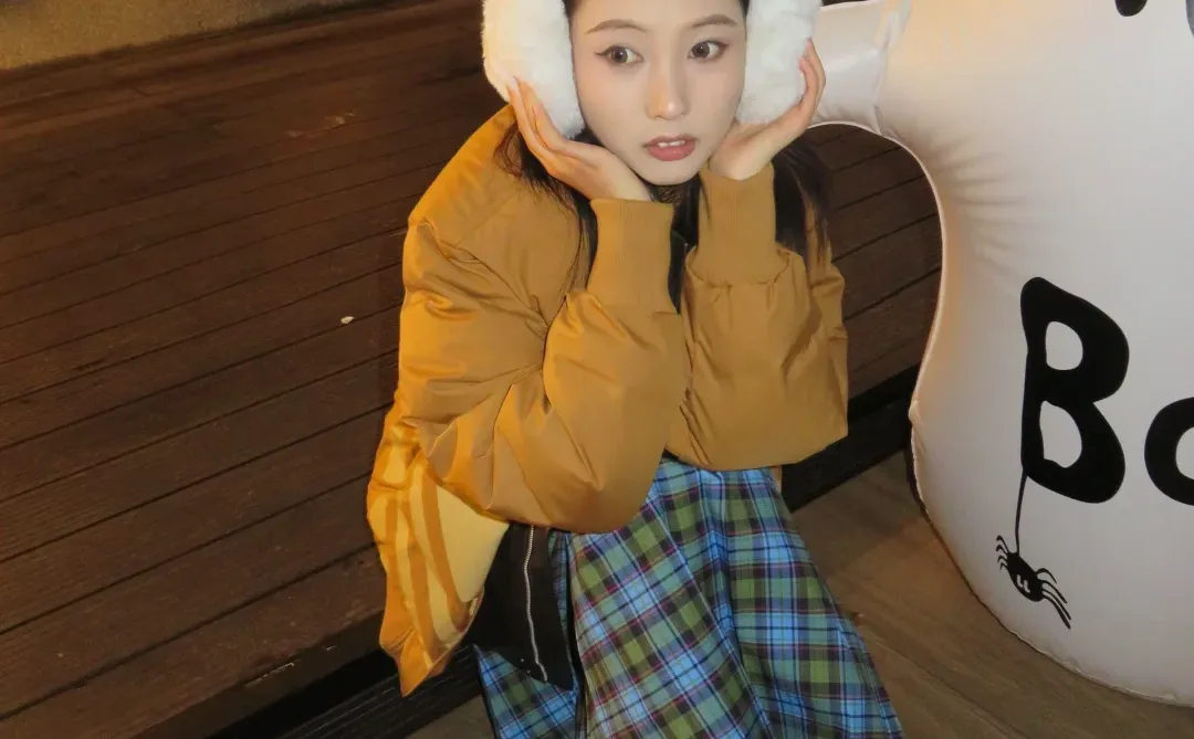 姜糖色棉服，蓝色格子裙和牛仔靴