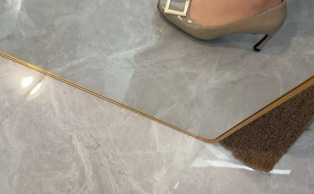 二选一，35+女销售选哑光灰还是漆皮灰？