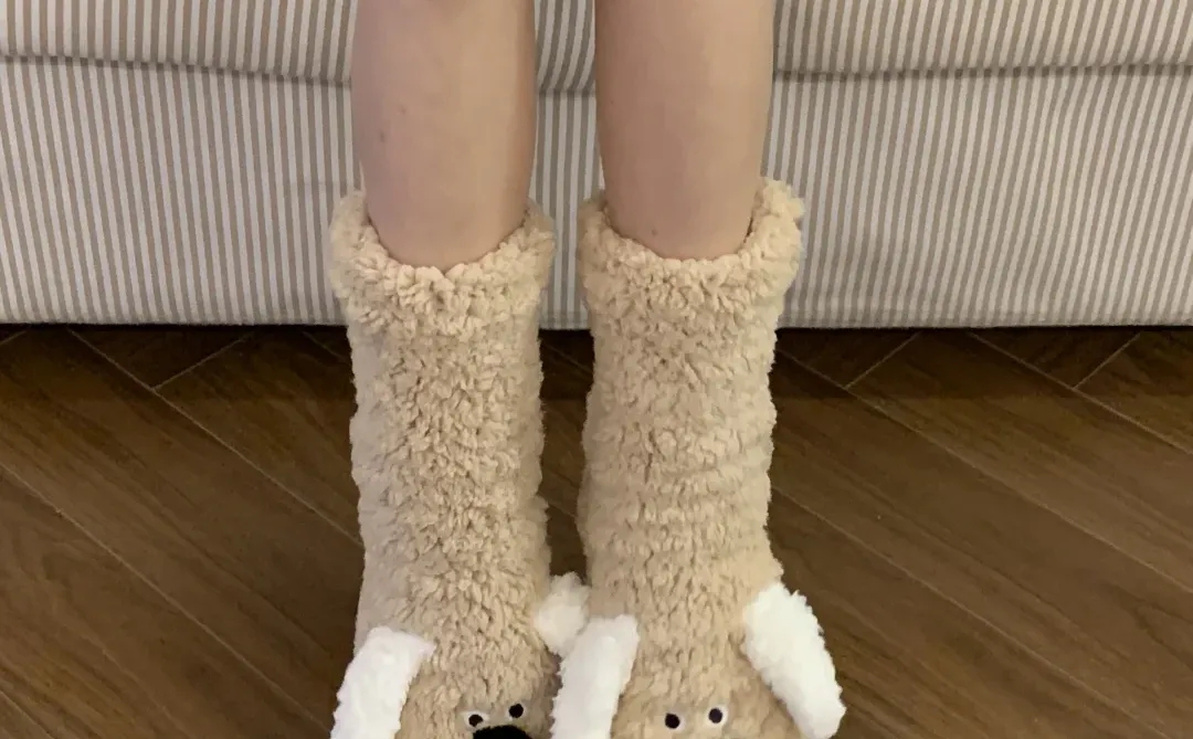 穿上男朋友送的大袜子暖暖过冬啦！