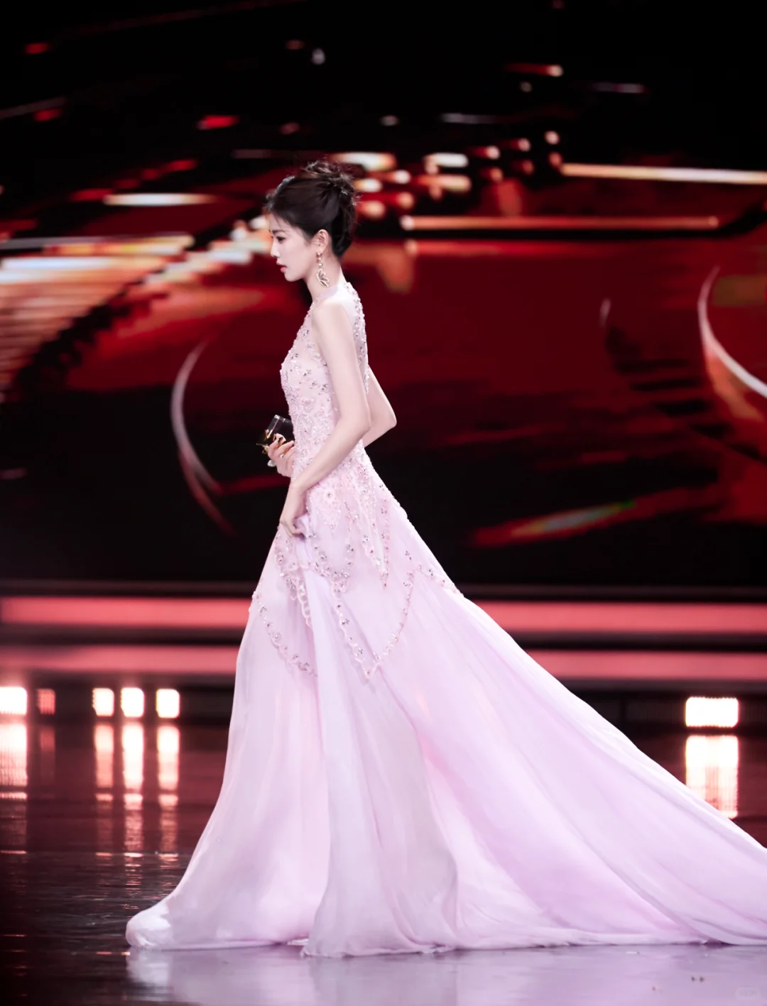 白鹿全球热度上升至TOP4