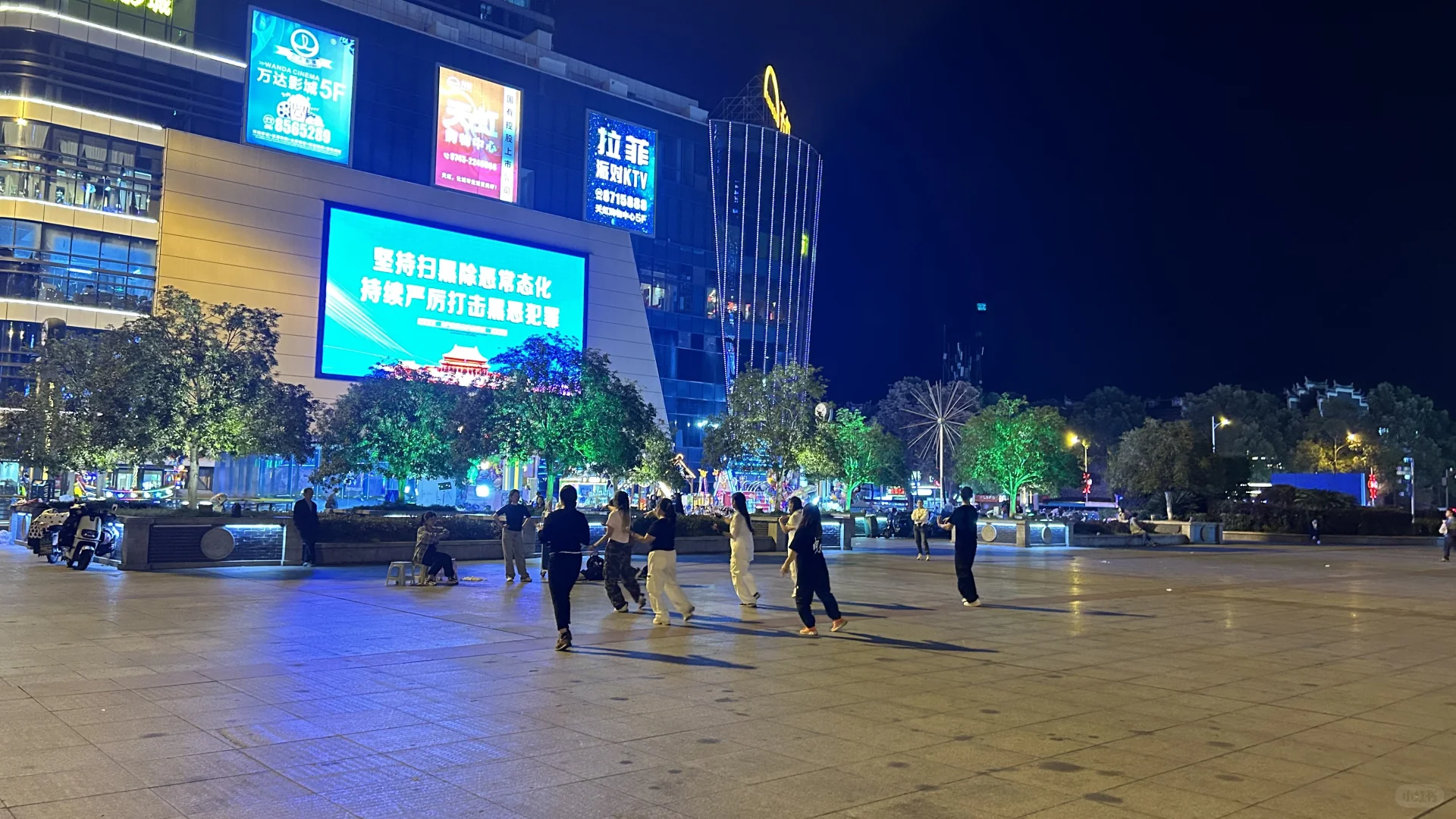 为什么广场舞都要把音乐放得震天响？