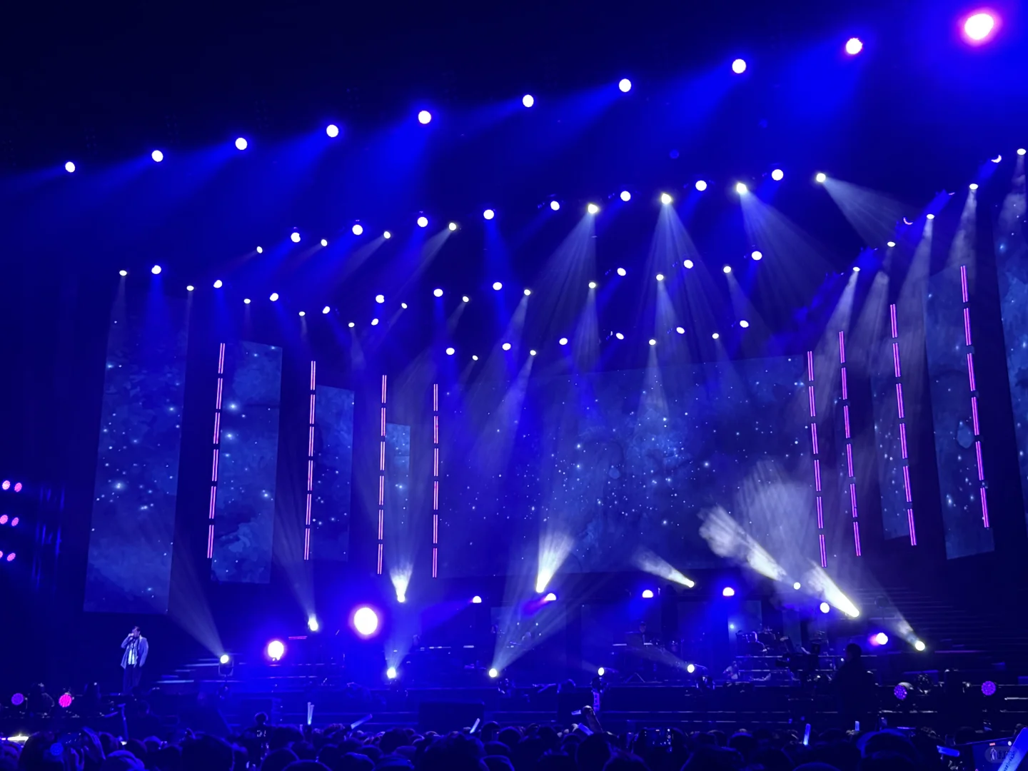 11.1谭咏麟经典传奇演唱会嗨翻全场。