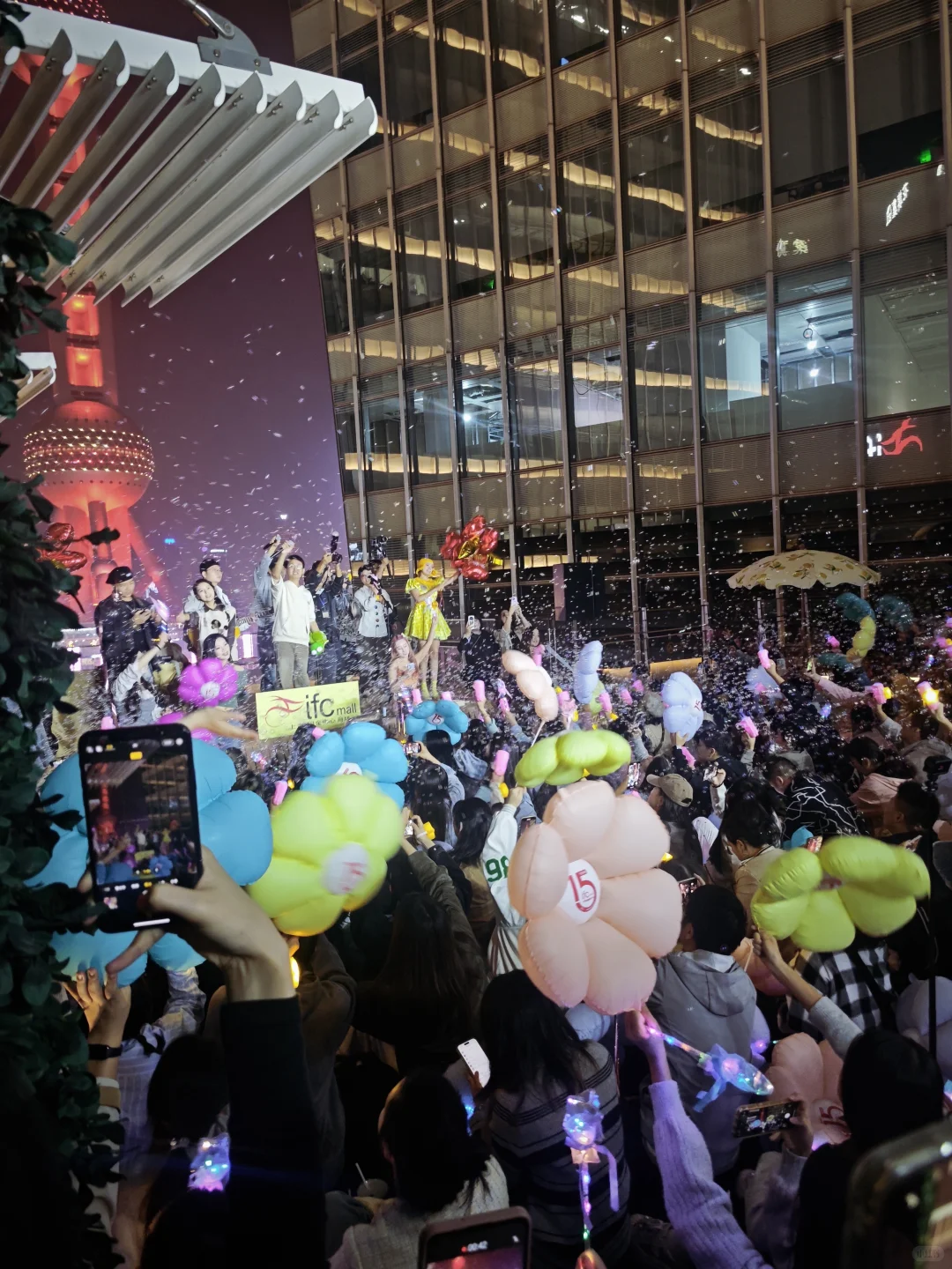 浪漫暴击🎈来ifc顶楼天台听了超棒的音乐节