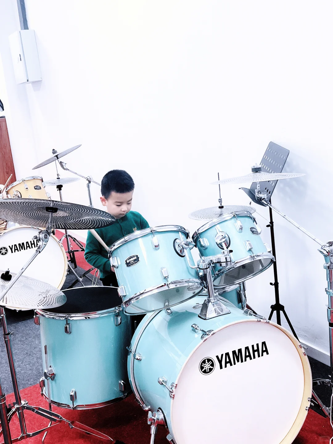 认真学习的小男孩