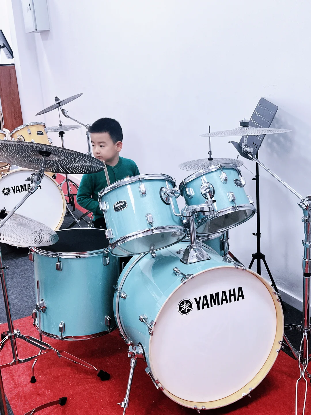 认真学习的小男孩