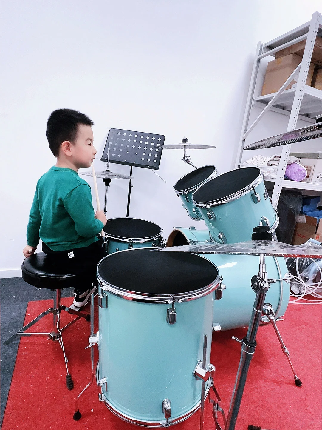 认真学习的小男孩