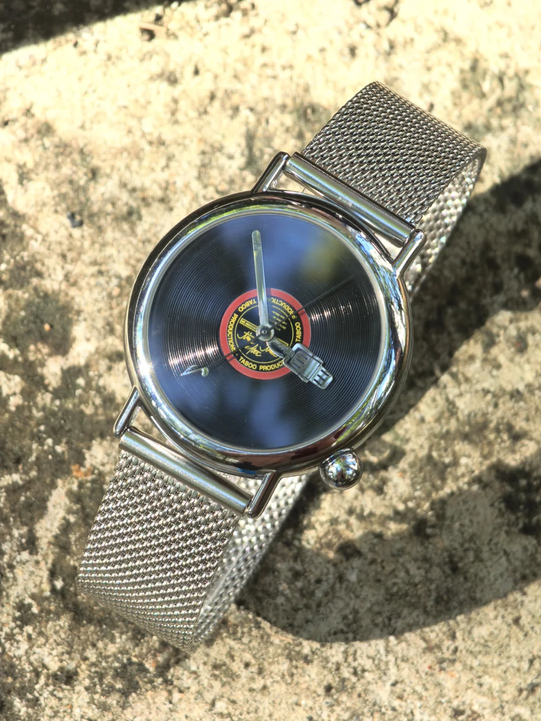 这枚手表的表盘是唱片！复古爱好者狂喜