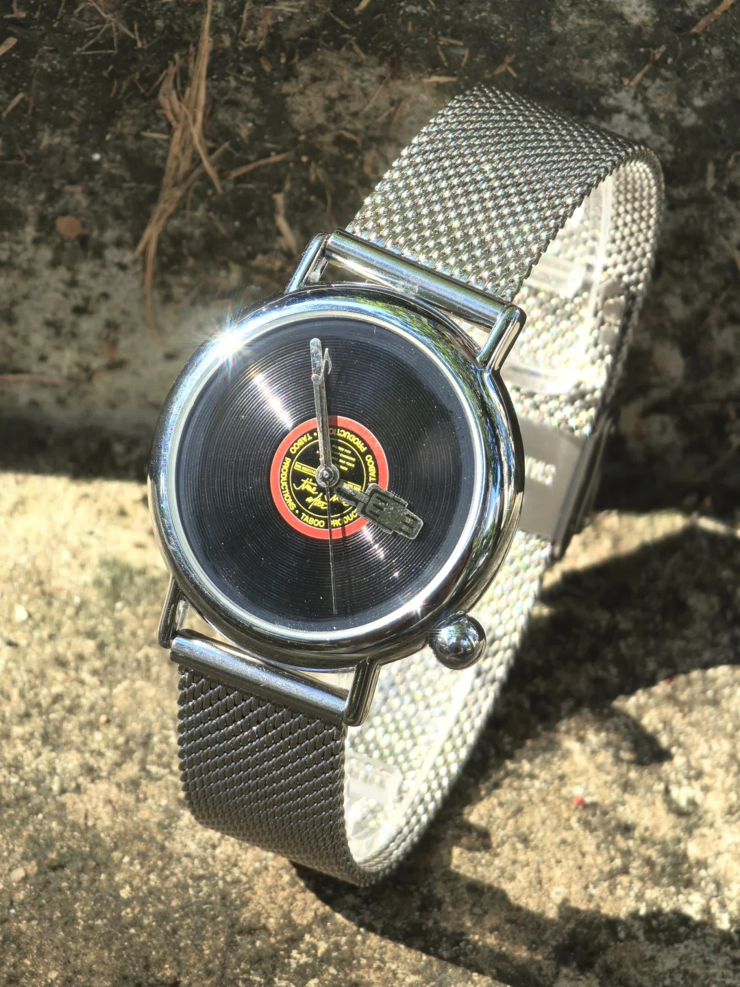 这枚手表的表盘是唱片！复古爱好者狂喜