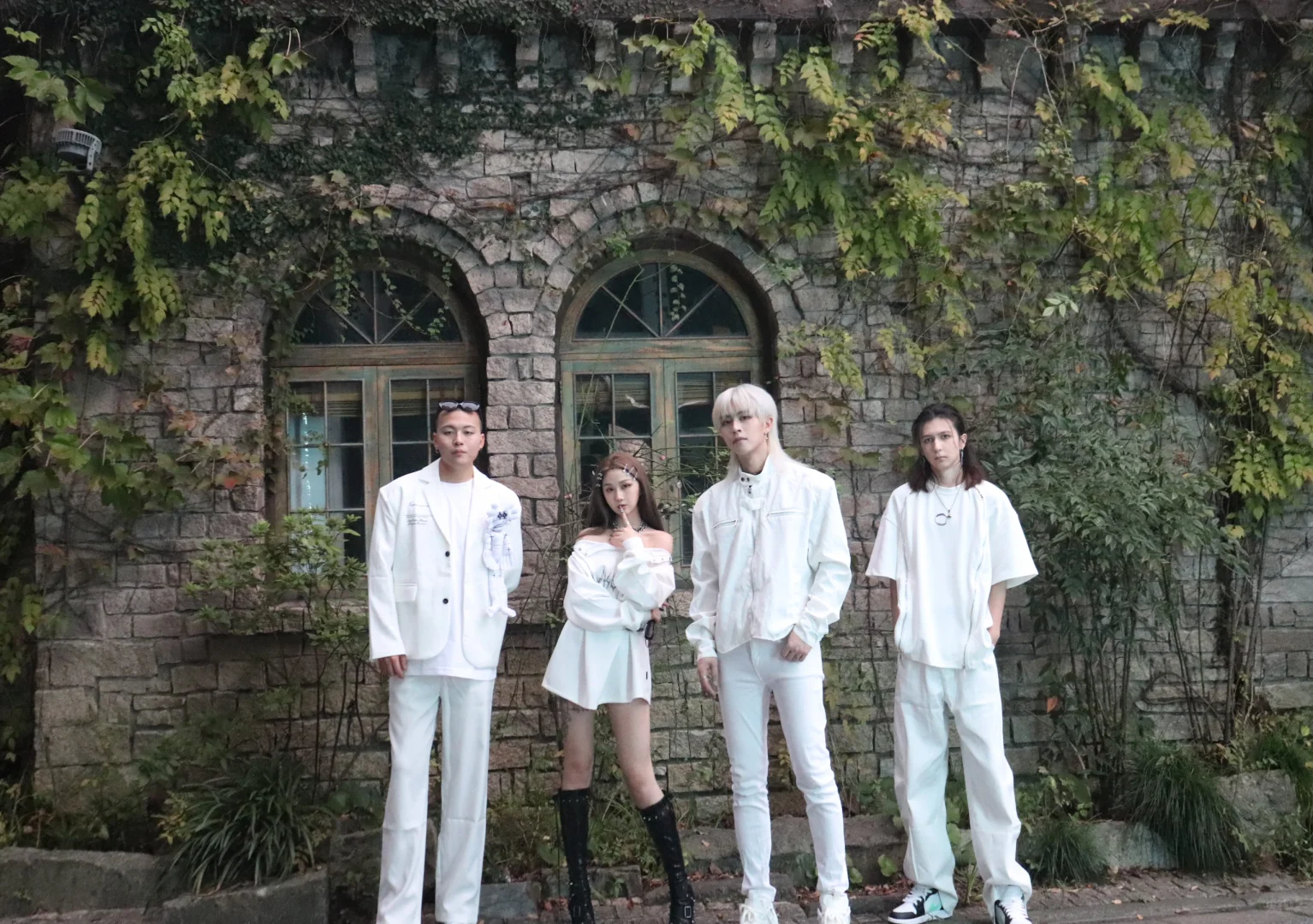 大家好,我们是来自上海的觅屿乐队