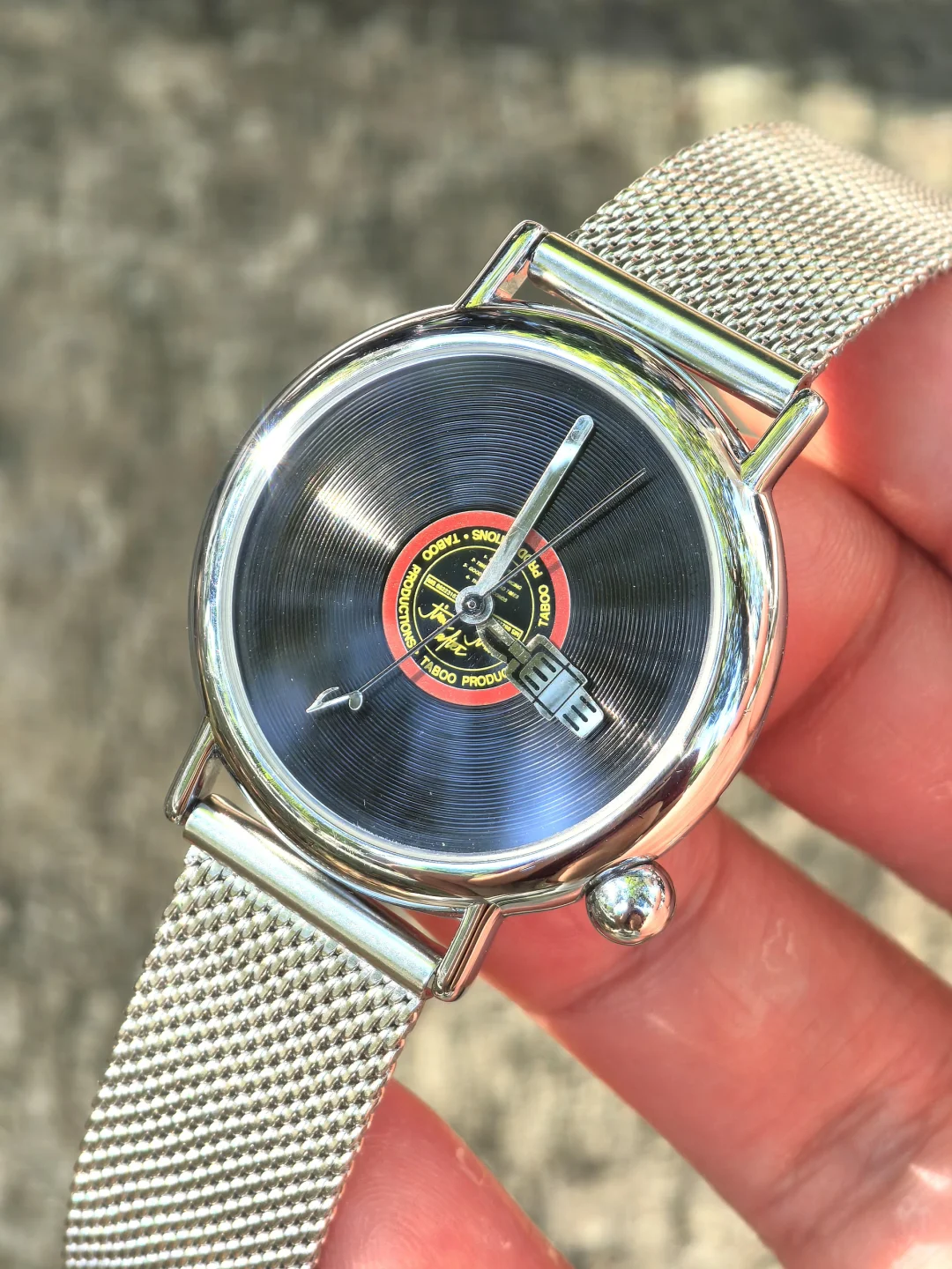 这枚手表的表盘是唱片！复古爱好者狂喜