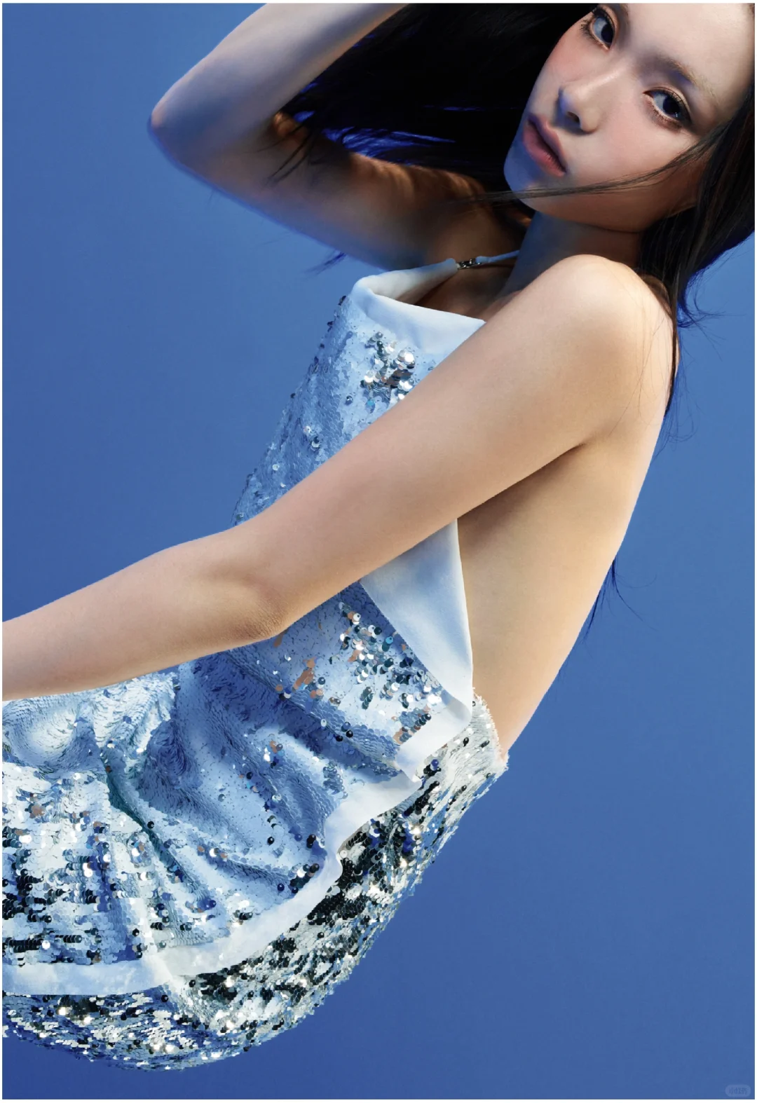 与刘柏辛轻盈律动，留迹摩登掠影