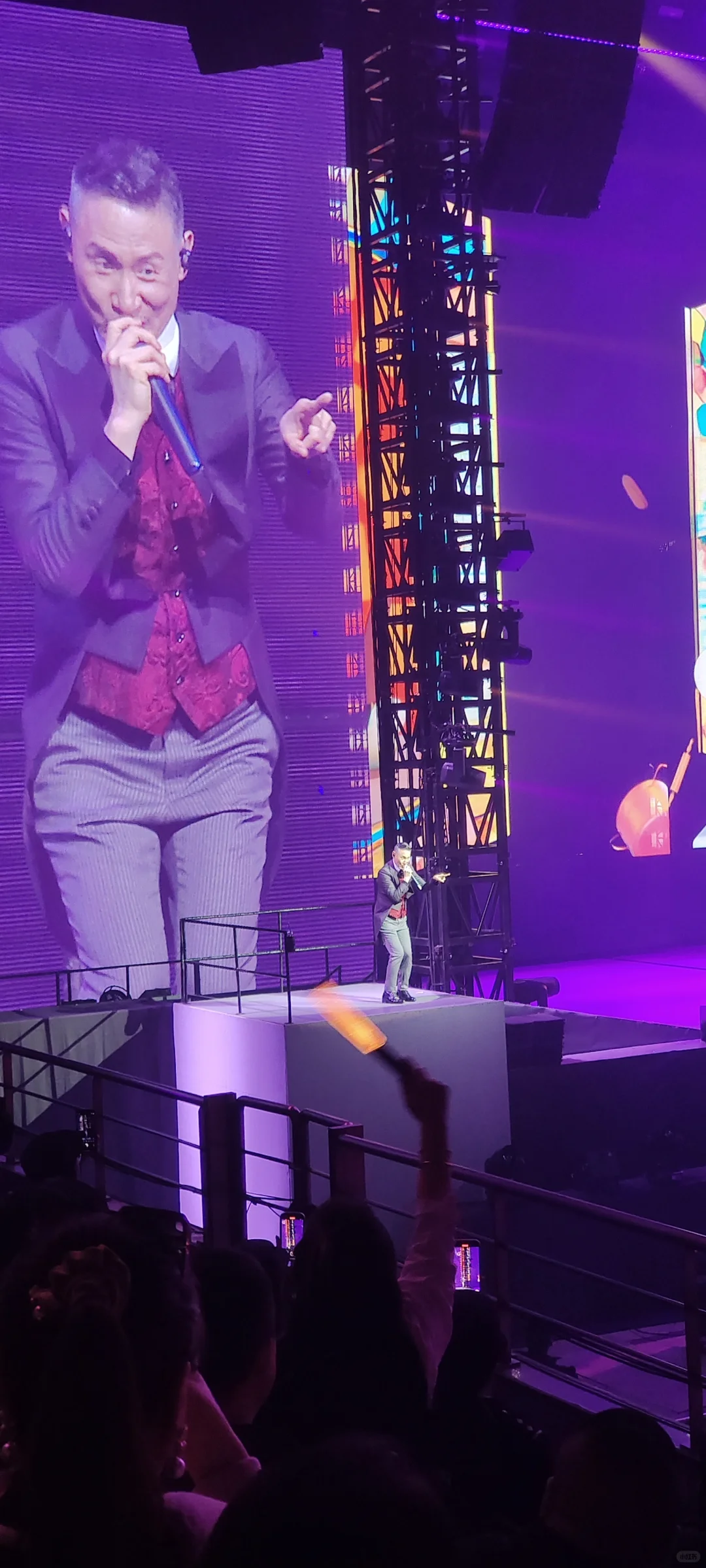 天王，他就在面前招手说笑🤚🏻