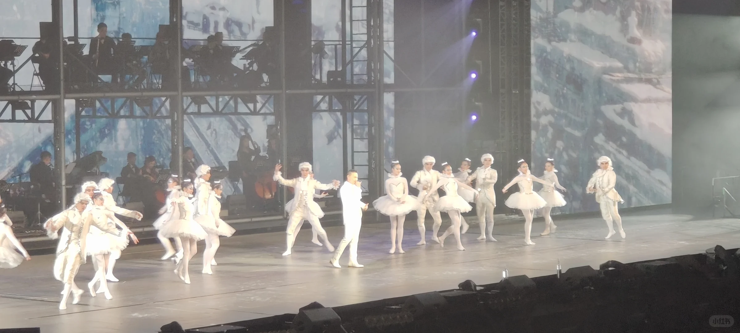 天王，他就在面前招手说笑🤚🏻