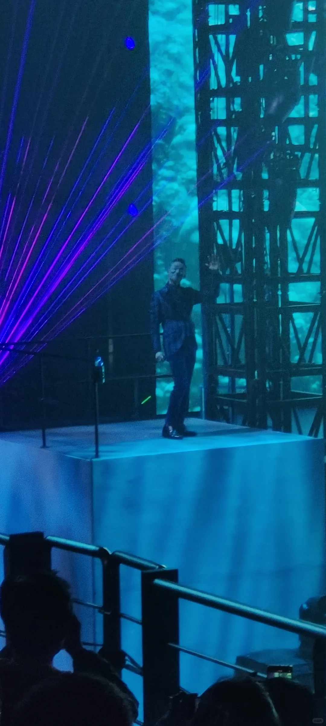 天王，他就在面前招手说笑🤚🏻