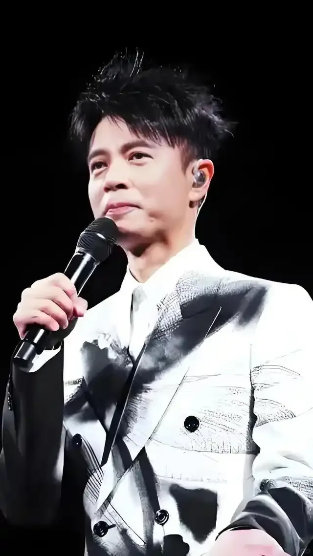 从“万年老二”到歌坛常青树，李克勤凭什么