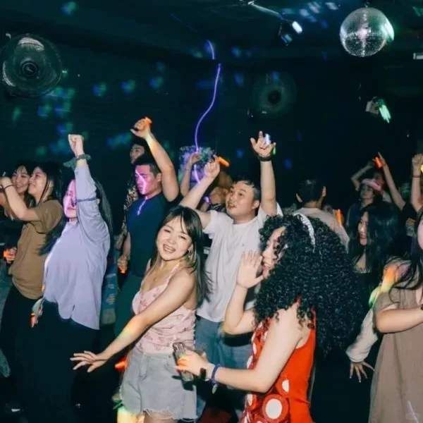 香港这个Cantopop Disco，老派约会直接封神