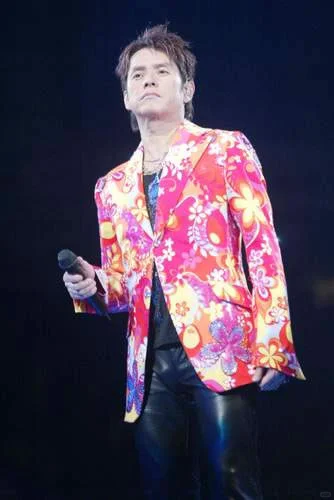 乐坛不老传奇谭咏麟：年年廿五，歌声贯五纪