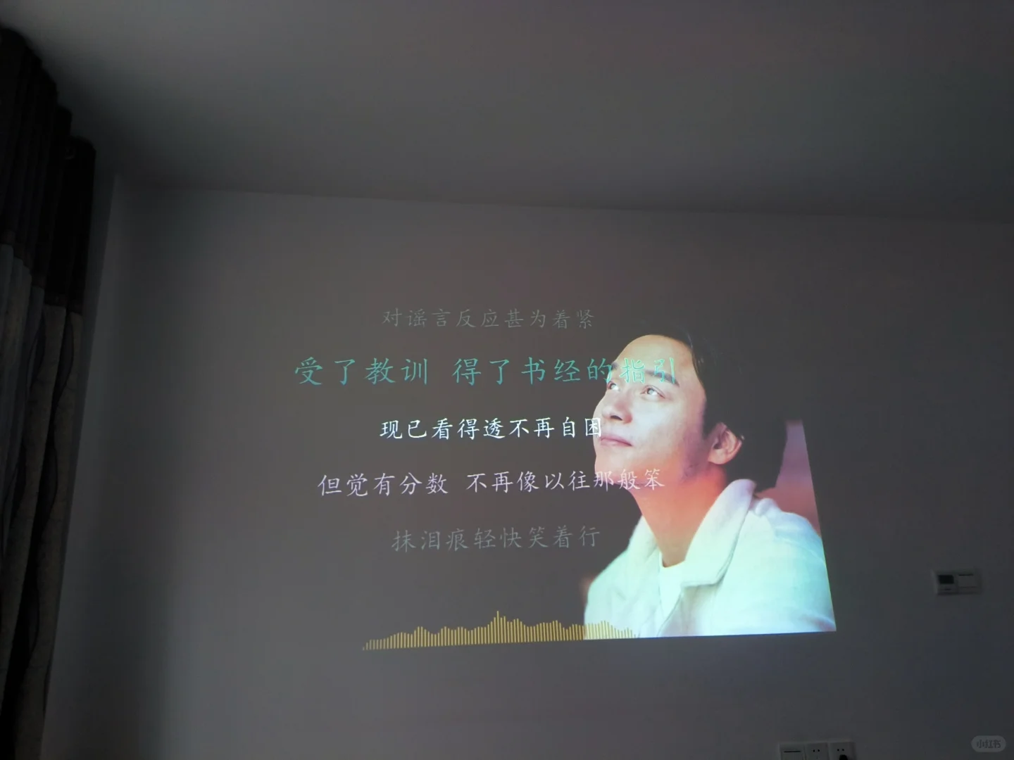 张国荣的歌真的经典，每首都耐听，听不腻的