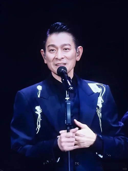 刘德华开嗓全网DNA沸腾！40年封神之路，一句