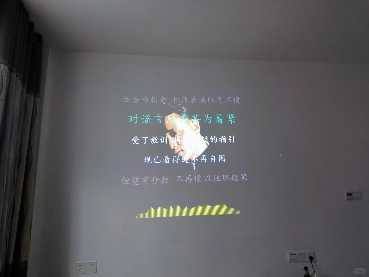 张国荣的歌真的经典，每首都耐听，听不腻的