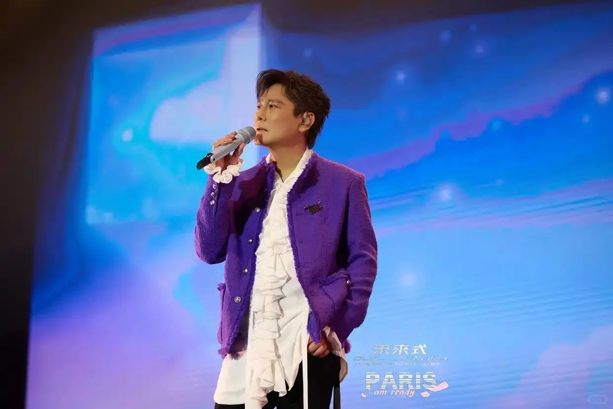 【官图】张信哲巴黎限定造型电翻歌迷