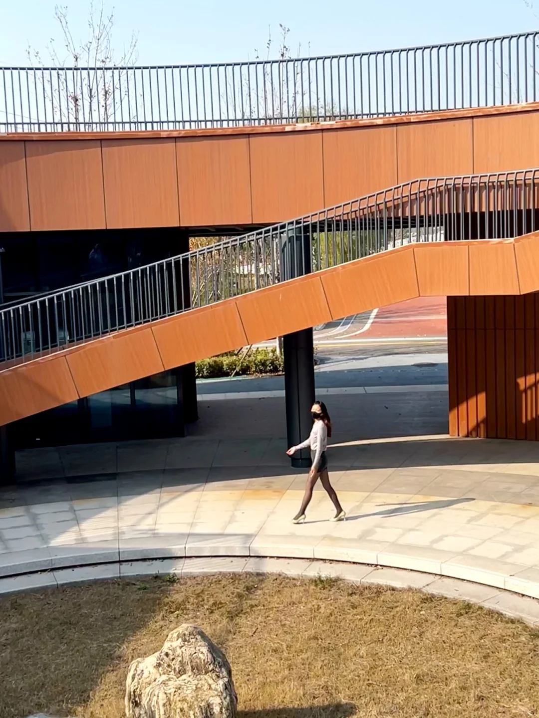 鞋跟敲木地板的脆响，是今天的松弛BGM