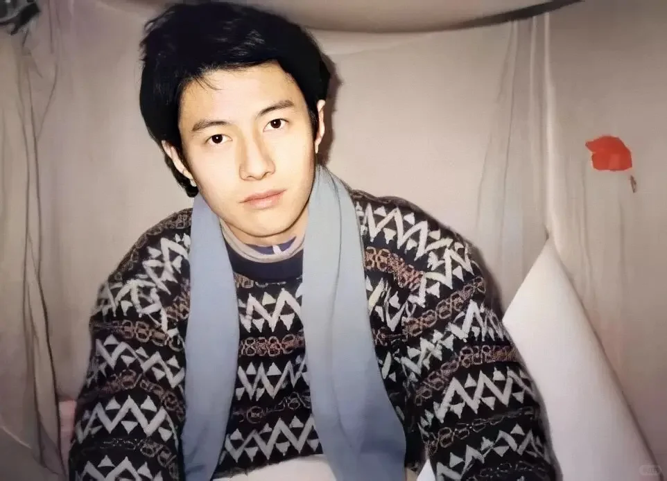 他，被誉为摇滚届的“木村拓哉”……