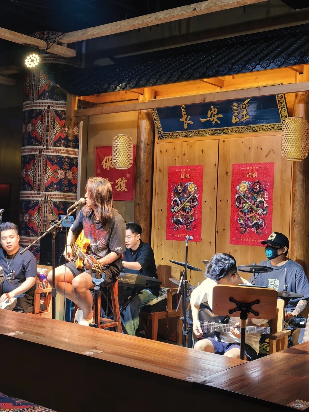 万圣节不蹦迪？来西安这家民谣酒馆慢享夜晚