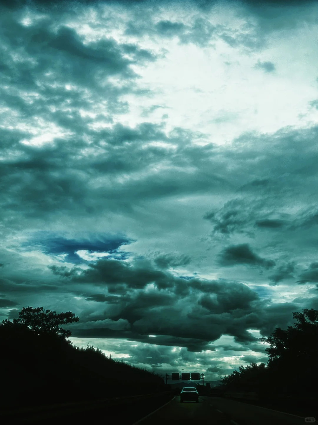 相册里随便找一张照片,然后配上这个BGM