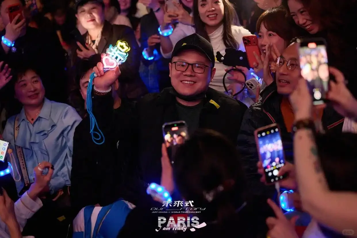 【官图】张信哲巴黎限定造型电翻歌迷