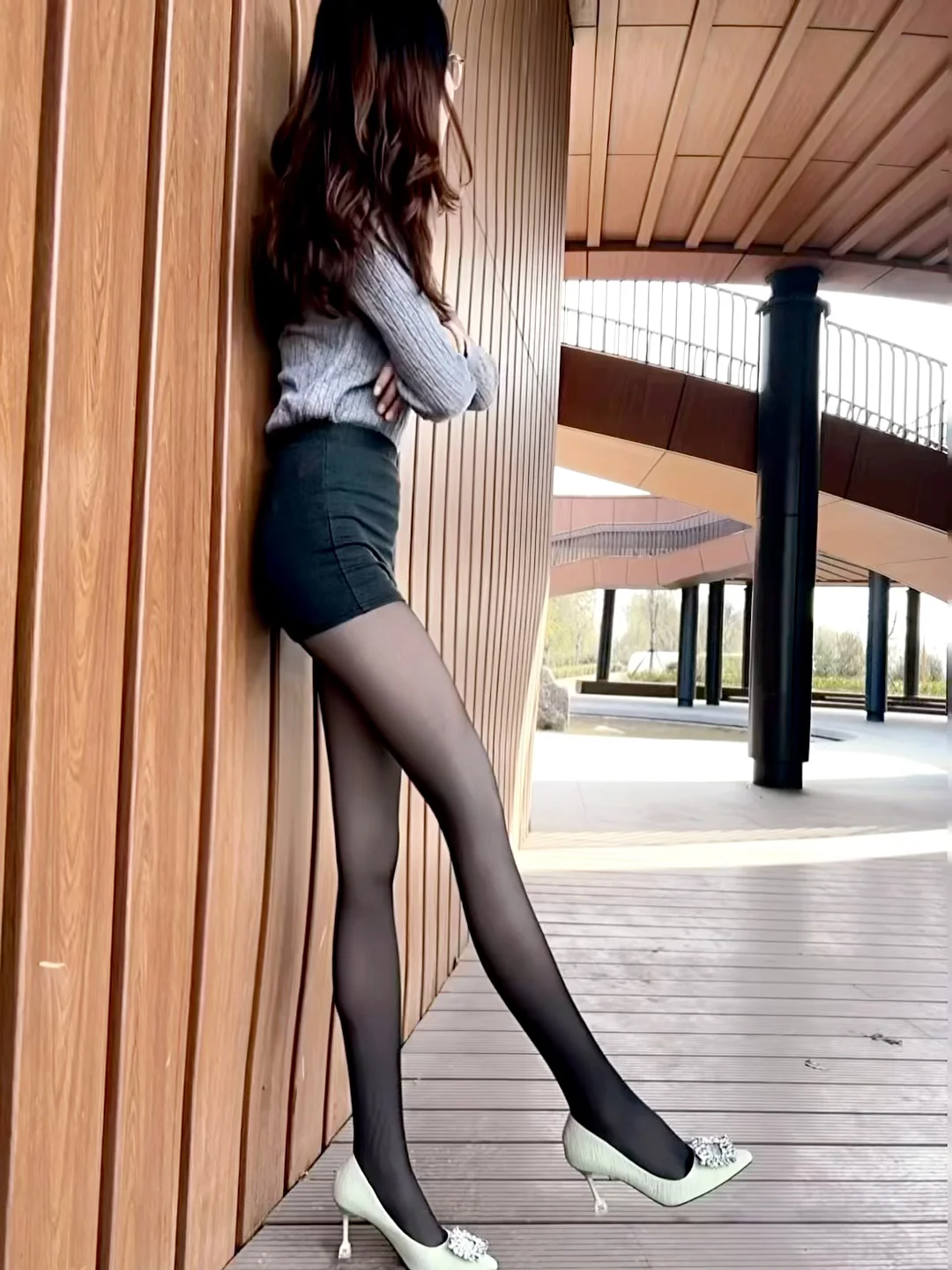 鞋跟敲木地板的脆响，是今天的松弛BGM