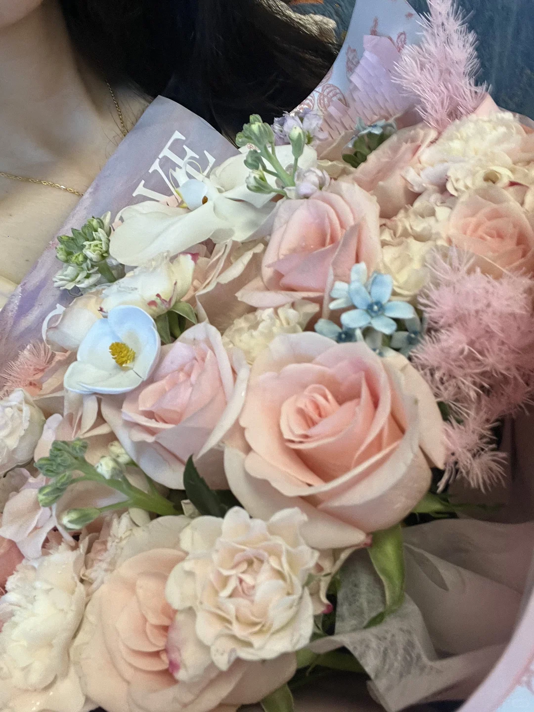 《七夕》，有情人执手同徜徉。