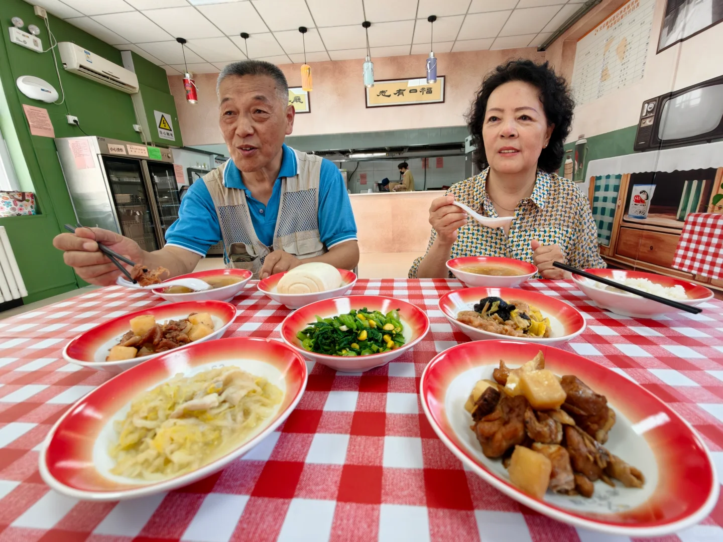探店 | 穿越回80年代!这家养老食堂太会了