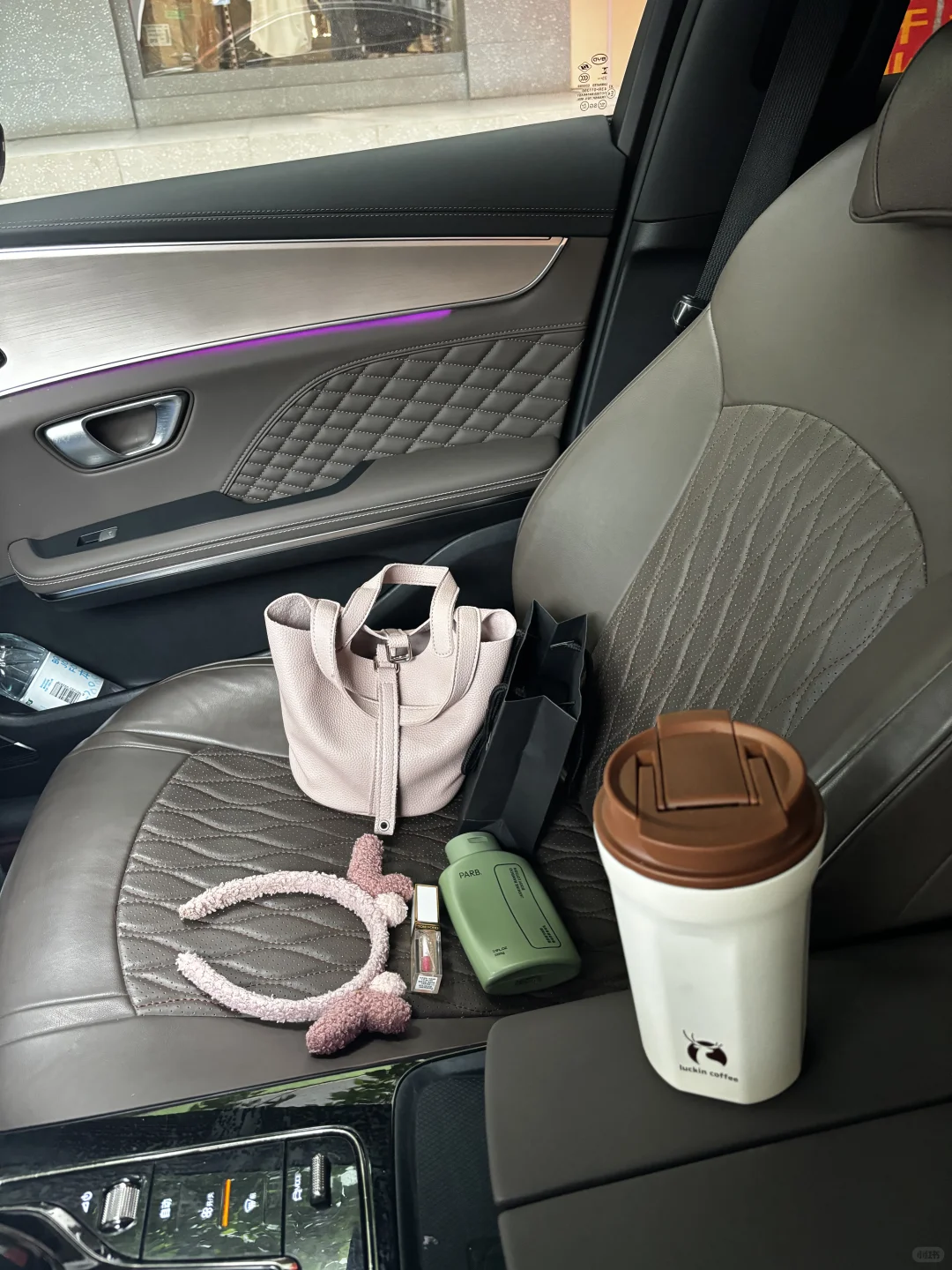 汽车博主在车里炒股？